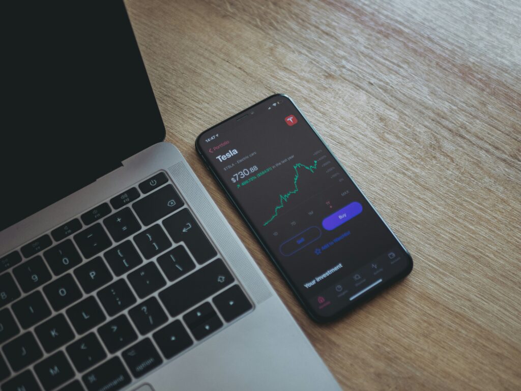 📷 Persona usando app de inversión en el móvil